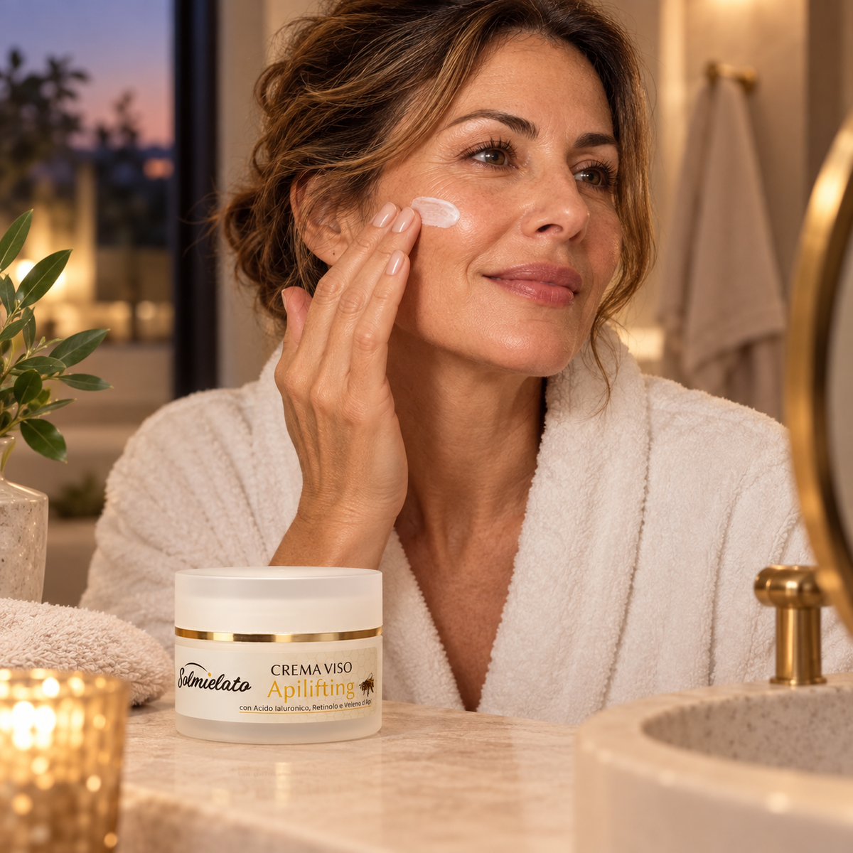 Applicazione serale della Crema Viso Apilifting